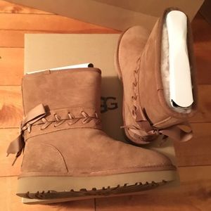 NWT🌅 “Classic Lace Short” boot 🤩 UGGs S0 CUtE